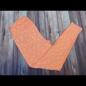 LulaRoe Tall & Curvy leggings. Pink floral print. (5)